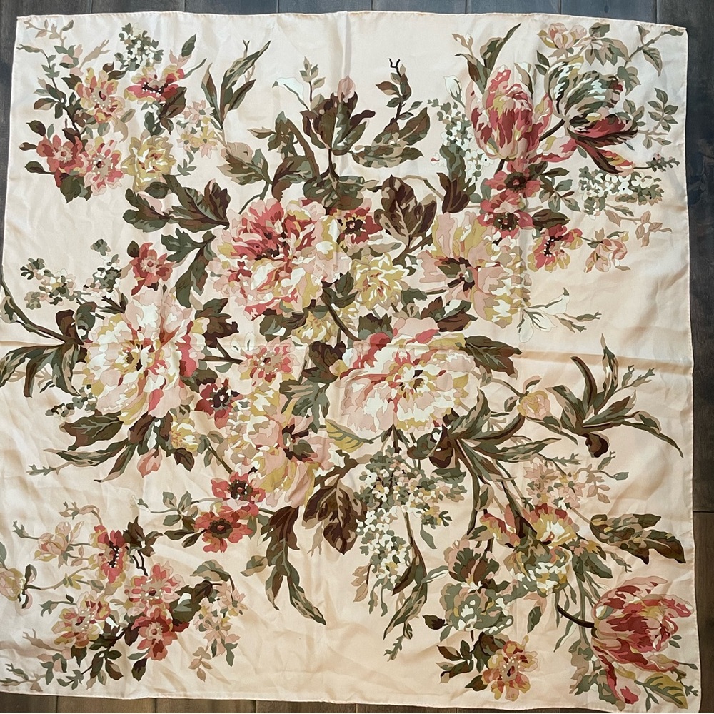 RALPH LAUREN
Beautiful Floral Square Scarf… - Picture 2 of 5